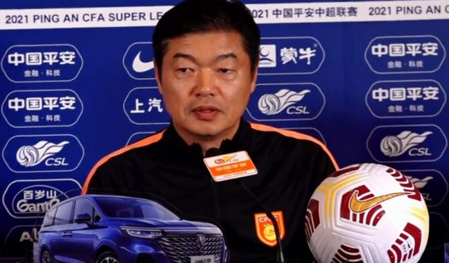 于是他忽然之间向叶辰发难，左手露出一柄黑色锋利的匕首，直接奔着叶辰的双腿而来。